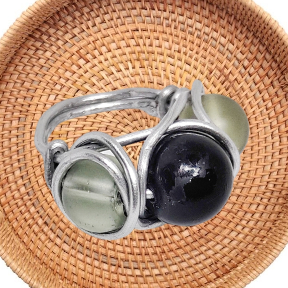 Black and Green Beads Hand Wired Ring - Picture 3 of 7